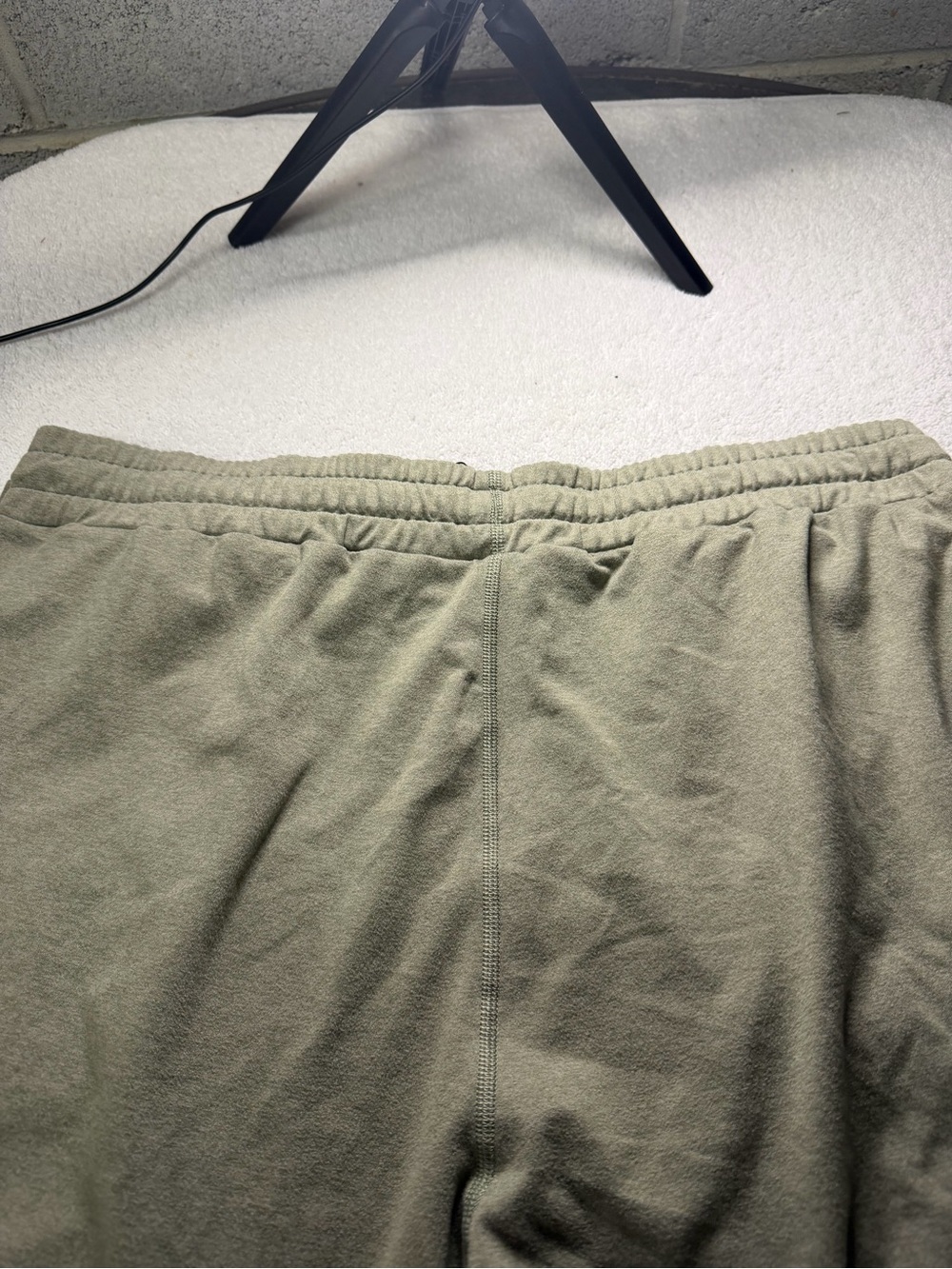 Vuori women’s size large Olive Drawstring Sweatpants with cuffed leg - Picture 7 of 7